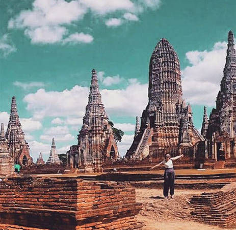  Ayutthaya là cố đô của Thái Lan. Thành phố được thành lập vào khoảng năm 1350 - 1700. Thời điểm đó, nơi đây đã có 1 triệu dân sinh sống và là một thương cảng quốc tế sầm uất. Năm 1767, người Miến Điện xâm chiếm thành phố và phá hủy nó gần như hoàn toàn.