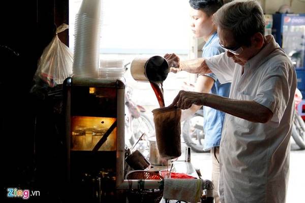 9. Cà phê vợt ẩn mình trong một con hẻm nhỏ trên đường Phan Đình Phùng (Phú Nhuận, TP HCM). Quán có hơn 60 năm tuổi và từ khi ra đời đến nay chưa một lần đóng cửa. Quán pha cà phê bằng vợt, một kiểu pha rất xưa của người Sài Gòn. Ảnh: Hải An.
