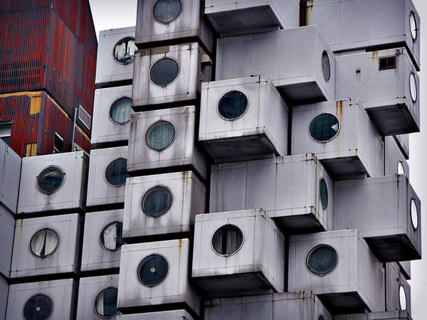 Du lich Tokyo - Tháp Nakagin Capsule có kiến trúc chẳng khác gì những chiếc máy giặt được xếp chồng lên nhau.