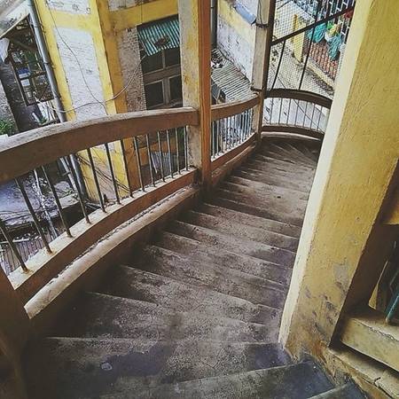 Những bậc thang này đã ở đây bao năm, chứng kiến biết bao nhiêu câu chuyện về Sài Gòn. (Nguồn IG @kaitobackid)