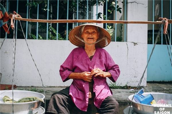 Là nụ cười vô tư đến nao lòng của cụ bà bên gánh hàng rong. (Ảnh: Humans of Saigon)