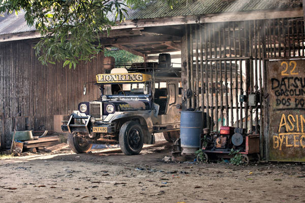 Xe Jeepney: Phương tiện tốt nhất để bạn khám phá Palawan là sử dụng xe Jeepney. Được tận dụng từ xe Jeep của quân đội Mỹ bỏ lại sau chiến tranh thế giới thứ 2, những chiếc Jeepney nhiều màu sắc là phương tiện giao thông công cộng phổ biến nhất ở Philippines.