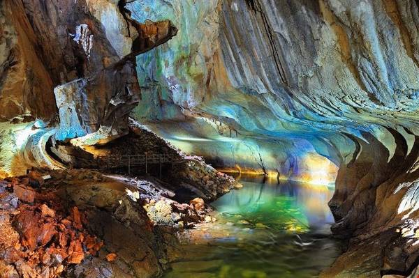 Hệ thống hang động rộng lớn ở Vườn quốc gia Gunung Mulu mang vẻ đẹp nguyên sơ với các cột nhũ đá. Ảnh: pinterest.