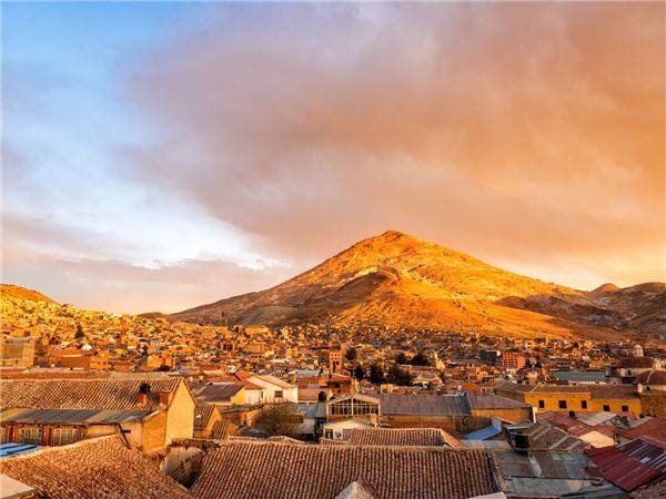 Potosí, Bolivia: Potosí là một trong những thành phố cao nhất trên thế giới, nằm ở độ cao 4.090 m. Tuy nhiên, theo nhiều chuyên gia các hoạt động khai thác khoáng sản đang ảnh hưởng tới thành phố này và dự báo rằng Potosí sẽ sụp đổ trong tương lai không xa.