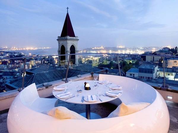 Khách sạn Four Seasons Istanbul tại Bosphorus là một điểm nhìn đẹp ra eo biển này. Nhưng nếu bạn muốn có được tầm nhìn bao quát hơn thì hãy đến 360 Istanbul. Quán bar nhà hàng này được đặt tên theo góc độ bạn có thể nhìn ra được những tầng thượng toà nhà và eo biển Bosphorus.