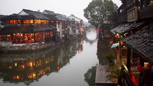 Tây Đường là một cổ trấn đặc biệt của Trung Quốc, nơi đây gây ấn tượng với du khách bởi những chiếc cầu nhỏ xinh đẹp bắc qua dòng kênh. Tuy cổ trấn này đã có hơn một ngàn năm lịch sử, nhưng vẫn tràn đầy sức sống. Ảnh: Applebeesatpeartree