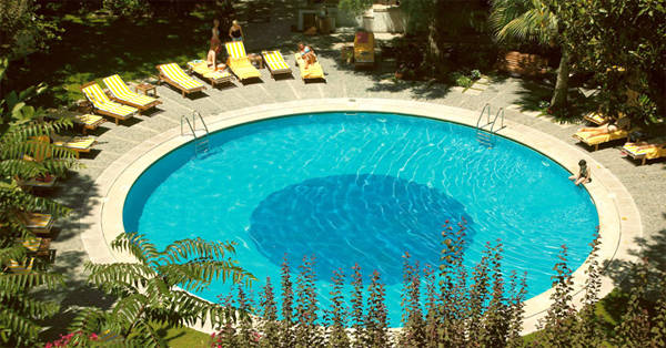 Một trong những bể bơi của Tivoli Lisboa.