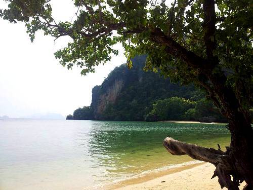 Phong cảnh thanh bình của đảo Koh Pak Bia.