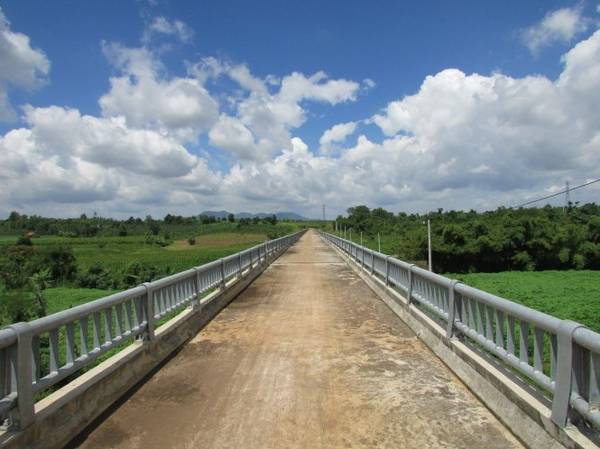 Một chiếc cầu bắc qua một thung lũng nhỏ ven hồ Đá Bàng - Ảnh: N.T.Đăng