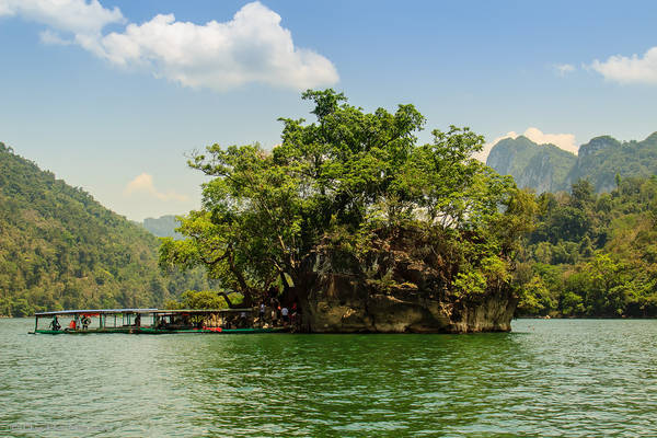 Hồ Ba Bể là nơi lý tưởng để tạm rời xa những lo toan chốn thành thị và được hòa mình vào với thiên nhiên. Ảnh: hoindph01496/flickr.com
