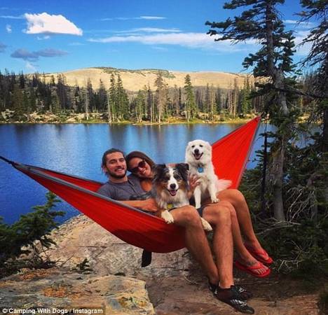 @mountain_lyfe chia sẻ khoảnh khắc tuyệt diệu bên người yêu và những chú chó cưng. Với những người yêu chó và mê du lịch, đây là một mối quan hệ hoàn hảo.