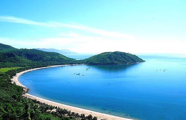 Bao quanh bán đảo Sơn Trà là vòng cung bờ biển tuyệt đẹp.