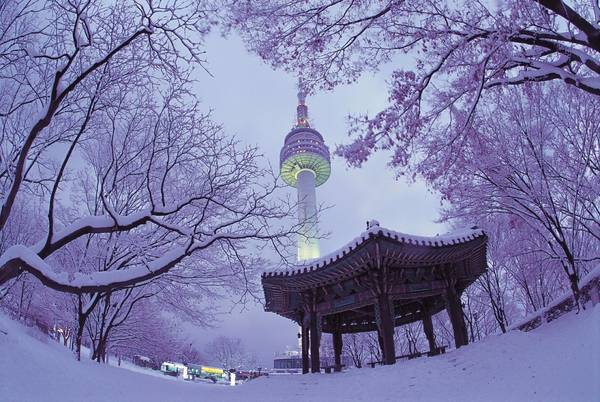 Tháp Namsan (N Seoul Tower) được xây dựng vào năm 1969 như là tháp truyền hình và đài phát thanh đầu tiên của Hàn Quốc. Bắt đầu từ khi mở cửa cho công chúng vào năm 1980, tháp đã trở thành một điểm tham quan rất thu hút đối với người dân Hàn lẫn khách du lịch. Ảnh: gajakorea.wordpress.com