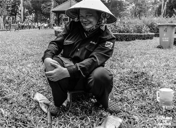 Là phút nghỉ ngơi dưới cái nắng Sài Gòn gay gắt của cô công nhân vệ sinh. (Ảnh: Humans of Saigon)
