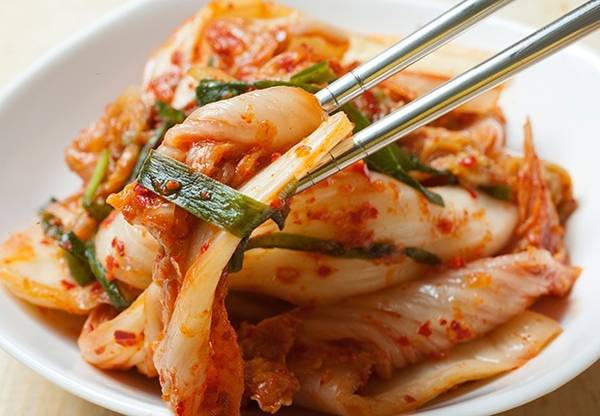 Kim chi là một trong những món ăn phổ biến nhất tại Hàn Quốc. Ảnh: aarp.