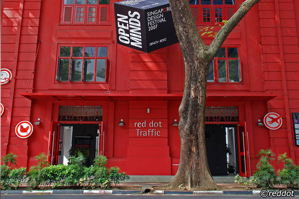 Gần như là bạn không thể bỏ qua tòa nhà vì màu đỏ thắm của nó có thể dễ dàng nhận ra từ xa. Ảnh: Singapore-guide.com