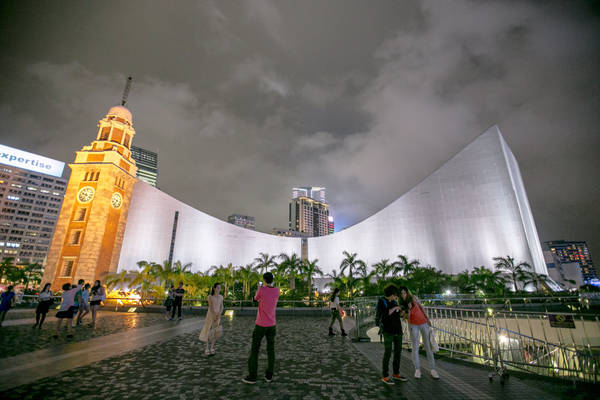 Phía trước của Trung tâm văn hoá Hong Kong là điểm chụp hình yêu thích của nhiều du khách. Ảnh: IQRemix