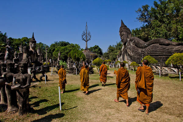Vườn tượng Phật: Vườn tượng Phật nằm cách trung tâm Vientiane 27km về phía Đông Nam. Tại đây có hơn 200 bức tượng Phật giáo và các nhân vật trong Hindu giáo làm bằng bê tông, nổi bật với bức tượng Phật khổng lồ đang chống tay dài 40m. Ảnh: Javier Peleteiro