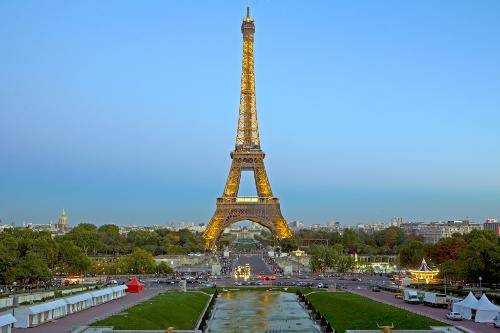 Ngắm mặt trời lặn tại tháp Eiffel