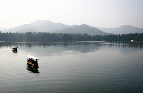 Tây Hồ, Hàng Châu ẩn chứa nhiều truyền thuyết kỳ bí. Ảnh: famouswonders.