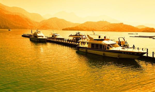 Bạn cũng không thể không đến thăm hồ Nhật Nguyệt, hồ tự nhiên lớn nhất Đài Loan ở độ cao trên 760m so với mực nước biển. Ảnh: Ifeng.
