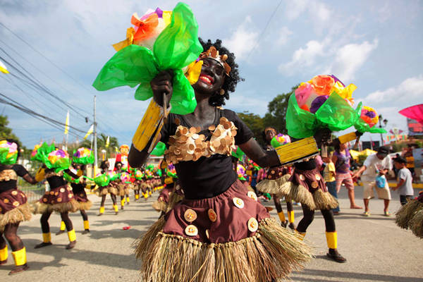 Lễ hội Ati-Atihan được coi là lễ hội mùa xuân lớn nhất, nhiều màu sắc nhất ở Philippines. 