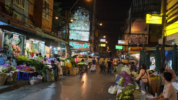 Mở cửa suốt 24 giờ, chợ Pak Klong Talad sôi động nhất là sau nửa đêm. Nếu bạn muốn xem chợ hoa lúc nhộn nhịp và đặc sắc nhất thì thời gian tốt nhất là trước bình minh hoặc trong khoảng 3 -5 giờ sáng. Ảnh: trip thailand