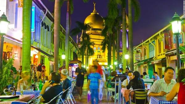 Nằm trên con đường di sản Kampong Glan với nhiều giá trị văn hóa, phố Arab là nơi những người theo đạo Hồi sinh sống tại Singapore. Bên cạnh vẻ tráng lệ của nhà thờ Hồi giáo Sultan Masjid, phố Arab tràn ngập những cửa hàng bán đồ lưu niệm, quán bar và nhà hàng.