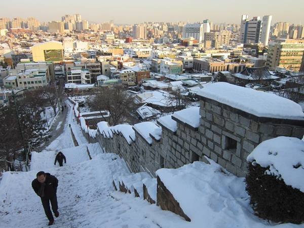 2. Làng Tranh Haenggung-dong và Jidong, Suwon: Cách Seoul chưa đầy một tiếng đi xe về phía nam, thành phố Suwon sở hữu một số dự án nghệ thuật đô thị tương tự Ihwa Maeul, nhưng không nổi tiếng bằng. Dù vậy, những con đường đang xuống dốc ở đây tràn ngập tác phẩm nghệ thuật đường phố thuộc hàng đầu trên thế giới. Ảnh: Trektomountbaekdu WordPress.