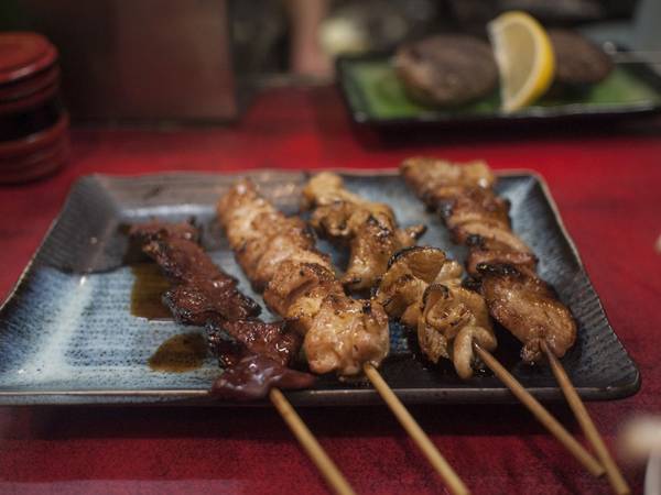 Món thịt gà xiên nướng (Yakitori) hấp dẫn có thể được tìm thấy trên khắp các ngóc ngách của Tokyo.