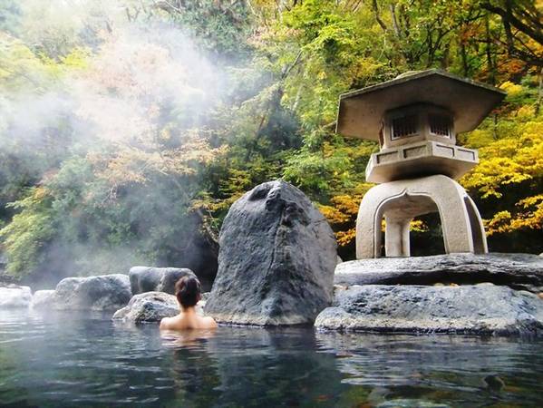 3. Ngâm mình trong suối nước nóng: Tắm suối nước nóng là một truyền thống ở Nhật Bản, nhờ địa hình núi lửa dẫn tới việc hình thành nhiều suối tự nhiên. Ảnh: Japanistas.
