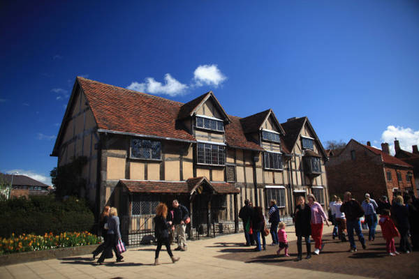 Du khách tham quan ngôi nhà của đại văn hào Shakespeares ở Stratford-Upon-Avon - Ảnh: classicfm