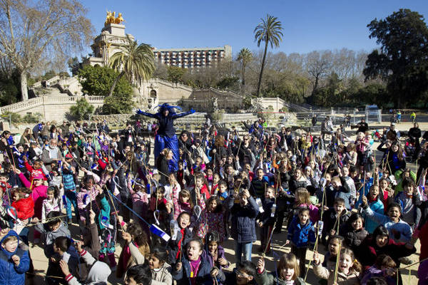 Trẻ em tham dự lễ hội ở Barcelona, Tây Ban Nha.