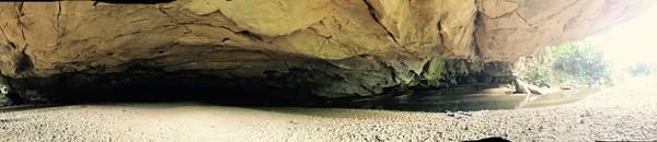 Bạn sẽ cảm thấy choáng ngợp trước vẻ đẹp của hang Én. Ảnh: iVIVU.com