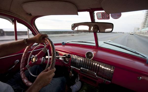 Dạo quanh các con phố của Havana trên chiếc xe hơi cổ.