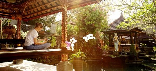 Ubud, Indonesia: Trái tim văn hóa của Bali nằm giữa những đồng lùa xanh mướt, là điểm đến lý tưởng cho những người muốn được chăm sóc về cả thân thể và tâm hồn. Bạn có thể thuê xe đạp, đi giữa vùng đồng quê không khí trong lành, trước khi thử massage kiểu truyền thống Bali. Buổi tối, du khách nên tới xem buổi biểu diễn các điệu múa truyền thống ở Ubud Palace.