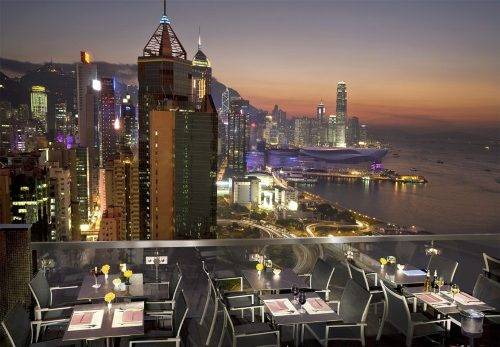 Vị trí của nhà hàng ToTT & Roof Terrace rất lý tưởng cho một đêm muộn ở Hong Kong.