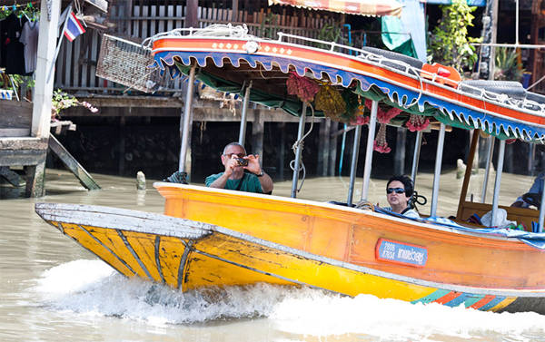 Tour du lịch dọc sông Chao Phraya cho bạn một cái nhìn mới lạ về cuộc sống và con người Bangkok.