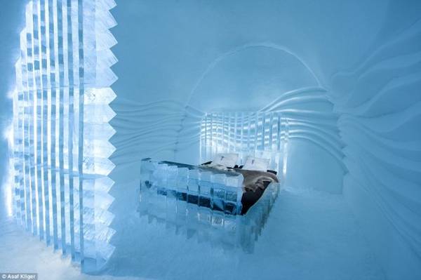Thiết kế phòng độc đáo với toàn bộ phòng ốc và giường ngủ làm bằng băng tuyết - Ảnh: Daily Mail