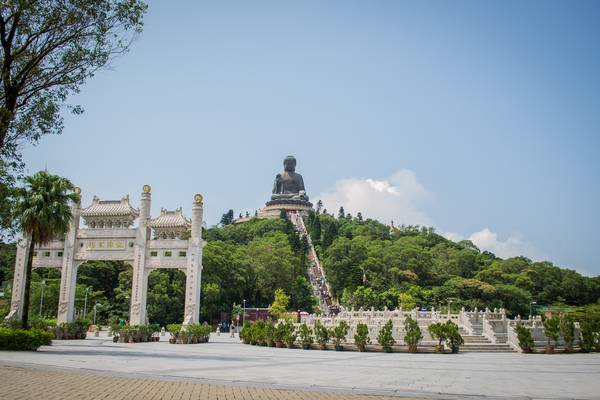 Tượng Đại Phật Thiên Tân là một trong những điểm tham quan thú vị trên đảo Lantau. Ảnh: glbcitizen.wordpress.com
