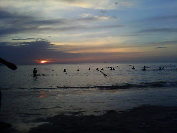 Ngắm bình minh và tắm biển Đà Nẵng vào sáng sớm. 