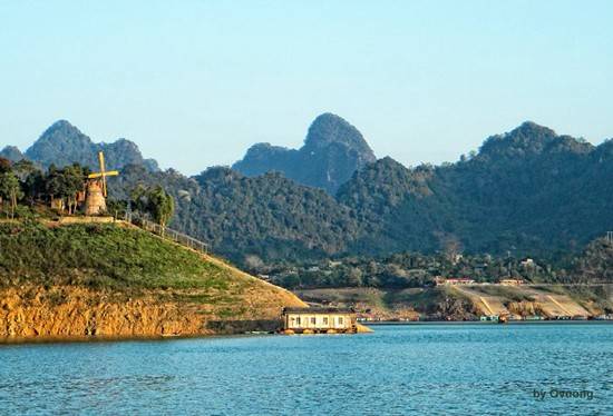 Được ví với “vịnh Hạ Long trên cạn”, Thung Nai là nơi có phong cảnh đẹp và hữu tình nhất lòng hồ sông Đà