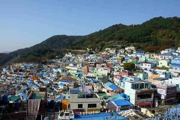 Làng văn hóa Gamcheon là điểm đến mà bất cứ du khách nào tới thành phố Busan đều muốn ghé thăm. Trong những năm 1950, Gamcheon được coi là khu ổ chuột bởi những người tị nạn nghèo khó trong cuộc chiến tranh Triều Tiên đều đổ về đây.