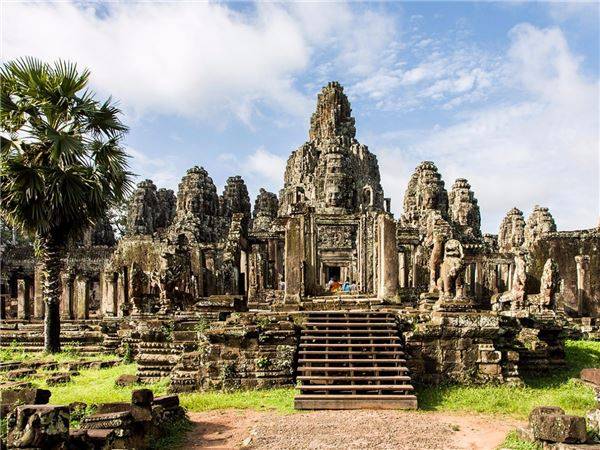 Angkor, Campuchia: Nằm cách thủ đô Phnom Penh 317km về phía Bắc, quần thể đền Angkor gồm hơn 1.000 đền đài, lăng mộ là di tích tôn giáo lớn nhất thế giới. Tuy nhiên, do mực nước ngầm ở các thành phố lân cận của Siem Reap ngày càng dâng cao nên nhiều người lo ngại rằng những ngôi đền sẽ bị nhấn chìm dần dần. Địa danh này cũng mới vừa được Lonely Planet bình chọn là một trong những điểm đến hấp dẫn nhất thế giới.