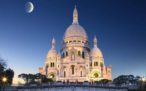 Nhà thờ Montmartre cổ kính với kiến trúc tuyệt đẹp.