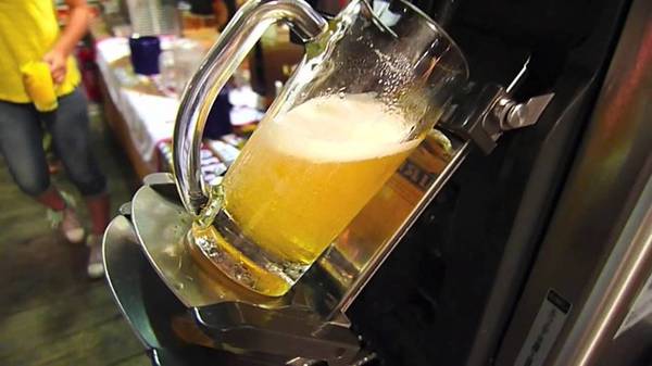 Máy rót bia tự động: Với chiếc máy này, bạn sẽ không cần phải chờ phục vụ tiếp thêm bia cho mình. Cốc bia được nghiêng để đảm bảo có ít bọt nhất. Ảnh: Kuttfree.