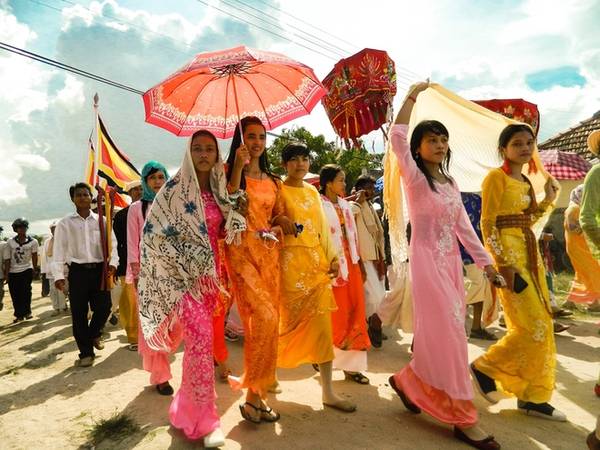Trong thời gian diễn ra lễ hội, những thiếu nữ Chăm sẽ diện những bộ áo dài truyền thống, bẽn lẽn, e lệ bước chậm rãi trong chuyến hành hương về tháp cổ của dân tộc. Ảnh: Văn Trãi