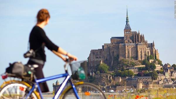 <strong>3. Mont Saint Michel: </strong>Cách bờ biển Tây Bắc vùng Normandy nước Pháp chỉ 600 m, Mont Saint Michel là di sản thế giới thu hút 3 triệu du khách mỗi năm. Đây là nơi có những tu viện từ thời trung cổ cổ kính và những cửa hàng lưu niệm xinh xắn. Điều đặc biệt là mỗi khi thủy triều lên, con đường nối đảo và đất liền bị biến mất dưới làn nước biển.