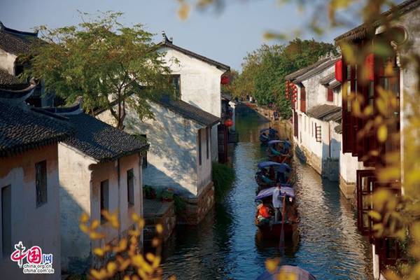 Châu Trang là một thị trấn cổ thuộc tỉnh Giang Tô, Trung Quốc, cách Thượng Hải khoảng 1 giờ xe chạy. Chỉ có khoảng 20 000 người sống tại thị trấn. Nếp sống bình dị và không gian sống yên bình nơi đây đã rất hấp dẫn du khách bốn phương tới tham quan và cảm nhận. Ảnh: Sina