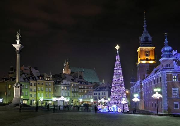 Warsaw, Ba Lan: Warsaw là nơi lý tưởng cho một mùa đông với những dải đèn lấp lánh, đồ trang trí rực rỡ và món ăn đặc trưng của đêm Giáng sinh như bánh ngọt, phô mai, mật ong, bánh pudding. Sau đó bạn có thể vui chơi hết mình cho bữa tiệc Giáng sinh và ăn thử 12 món ăn truyền thống nơi đây.